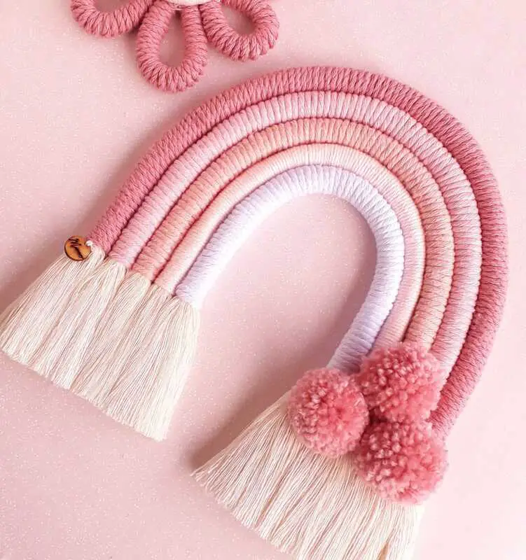 arco íris macramê cor de rosa para decorar quarto de menina