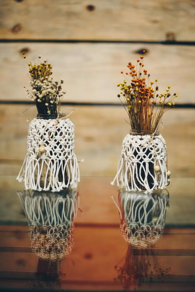 Vaso de Plantas com suportes feitos de macramê