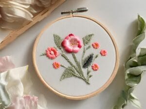 Bastonete bordado a mão livre de flore