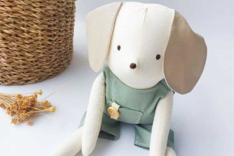 Cachorrinho de pano artesanal feito com molde em PDF para imprimir e costurar em casa.
