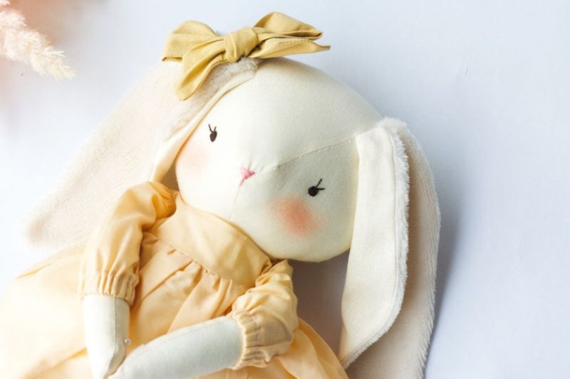 Boneca de pano modelo coelhinha com molde fácil para costura artesanal